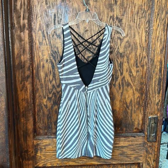 Zebra mini dress. Size xxs. Excellent pre owned condition. Bebe addiction - Picture 2 of 5